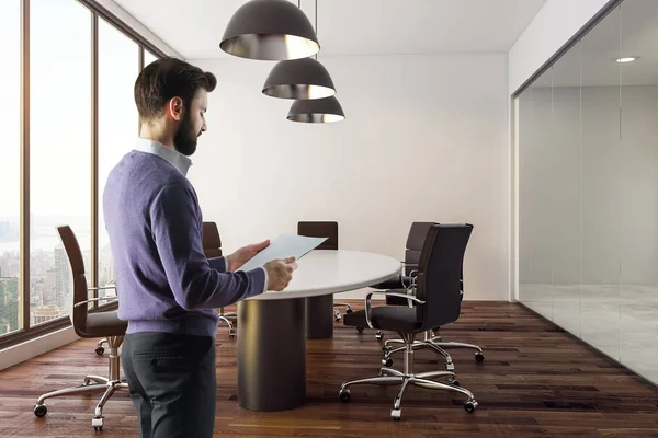 Man standing in conference room — Stock Photo, Image