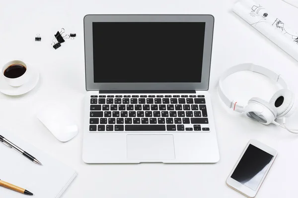 Laptop gol pe birou alb — Fotografie, imagine de stoc