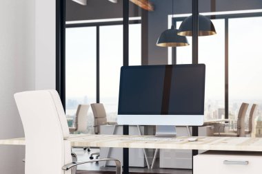 Modern ofis içinde boş bilgisayar 