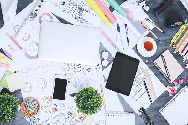 Современное грязное рабочее пространство
 