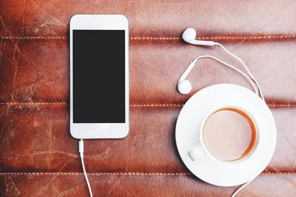 Smartphone, kulaklık ve kahve — Stok fotoğraf