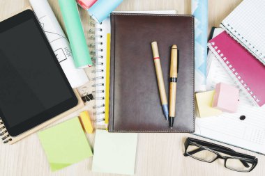 Cihazlar ve malzemeleri ile modern masa üstü