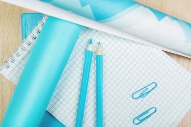 Office masaüstü mavi malzemeleri ile