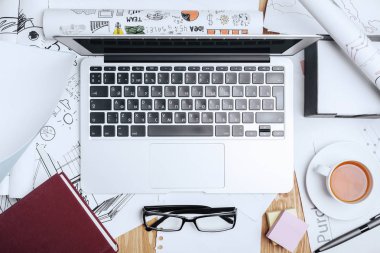 Laptop klavye üzerinde ofis masaları 