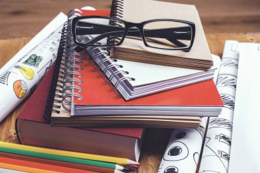 Kitap ile ahşap çalışma alanı