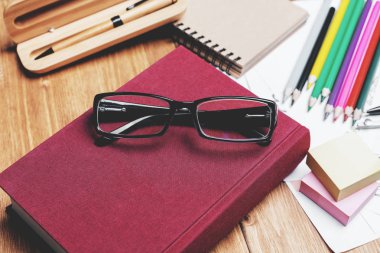 kitap ile ahşap masa