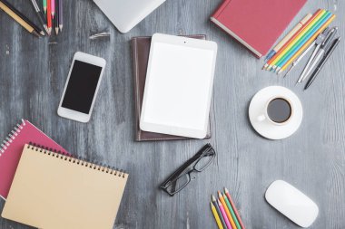 Tablet ile ahşap çalışma alanı 