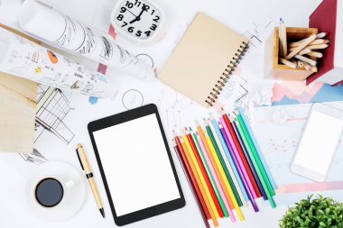 Beyaz Ofis Masaları boş tablet ile en iyi