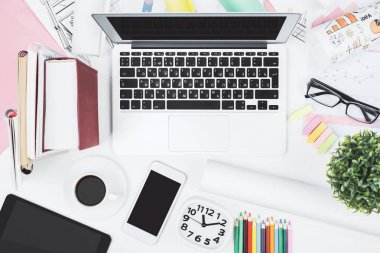 Dizüstü bilgisayar ve diğer öğeleri beyaz Danışma