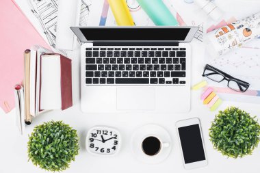 Beyaz masa üstü dizüstü bilgisayar ve diğer öğeleri ile