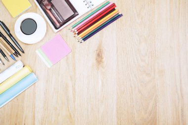 Çağdaş Ofis Masası öğeleri ile 