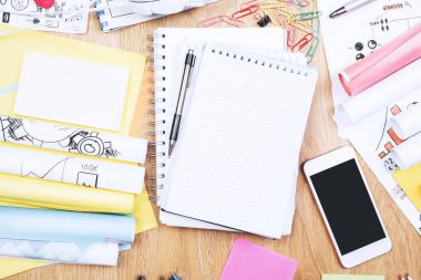 Modern ofis masa üstü öğeleri ile 