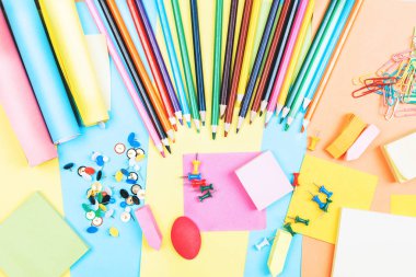 Ahşap ofis çalışma alanıyla renkli malzemeleri 