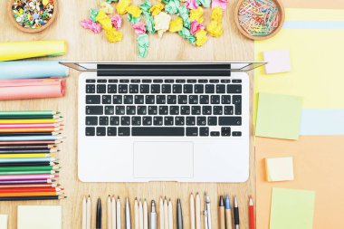 Dizüstü bilgisayar ile modern ofis masaüstü