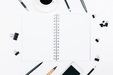 Beyaz masa boş Not Defteri ile 