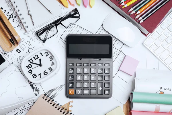 Рабочий стол с калькулятором — стоковое фото