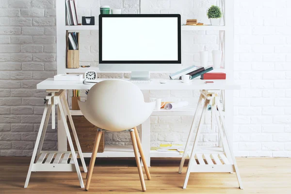 Hipster interior con computadora blanca en blanco — Foto de Stock