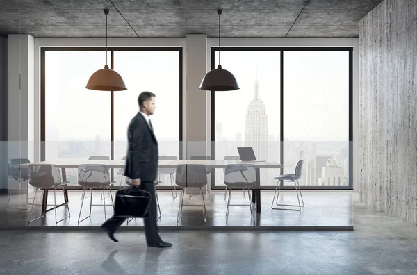 Businessman walking in meeting room — Stock Photo, Image