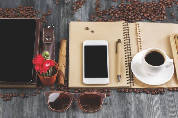 Lieu de travail en bois avec divers objets — Photo