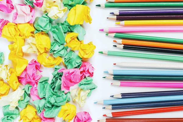 Área de trabalho branca com suprimentos coloridos — Fotografia de Stock