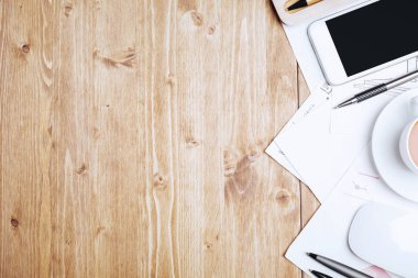 Ahşap masaüstü öğeleri ile