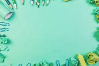 Mavi masaüstü malzemeleri ile