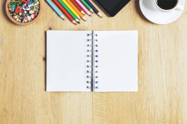 Cihaz ve sarf malzemeleri ile modern çalışma alanı