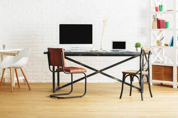 Daylit çatı iç çalışma alanı ile 