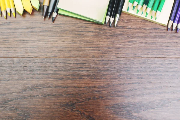 Современный стол с красочными принадлежностями — стоковое фото