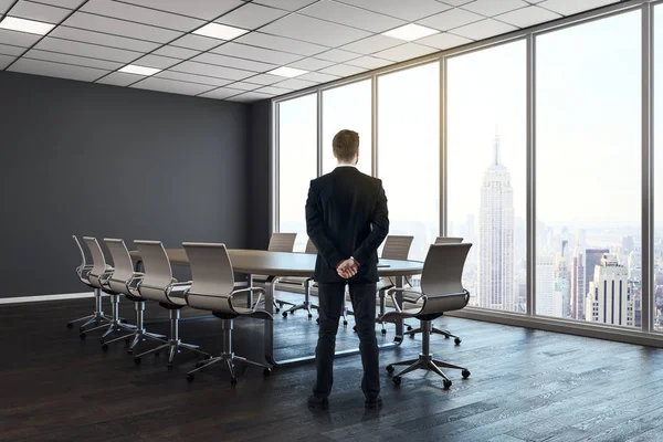 Homem na moderna sala de reuniões — Fotografia de Stock