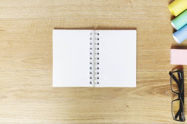 Boş Not Defteri ile ahşap masaüstü 