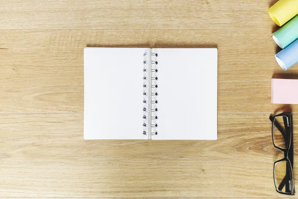 Ξύλινη επιφάνεια εργασίας με άδειο το Σημειωματάριο — Φωτογραφία Αρχείου