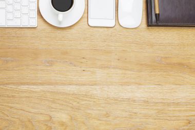 Smartphone ve malzemeleri ile modern çalışma alanı 