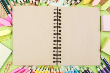 Not Defteri ile modern ahşap masa