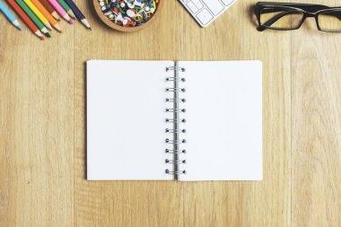 Ahşap çalışma alanı boş Not Defteri ile 