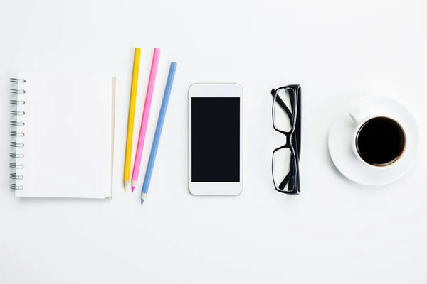 Ambiente de trabalho criativo com smartphone em branco — Fotografia de Stock