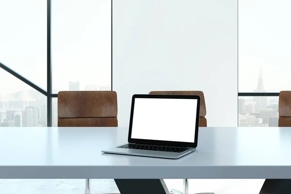 Witte laptop in de vergaderzaal — Stockfoto