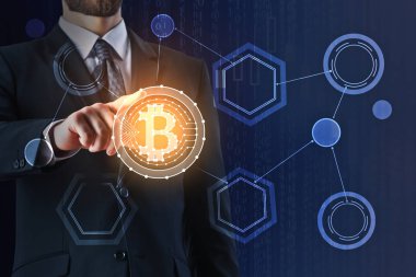 bitcoin işaret eden işadamı 