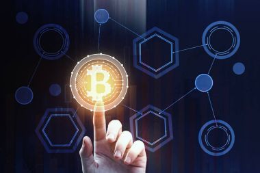 Bitcoin gösteren bir el 
