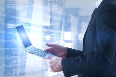 Bulanık kodu ile dizüstü bilgisayar kullanan adam 