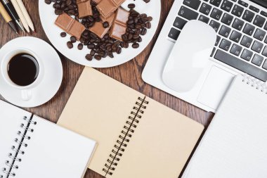 Malzemeleri ve klavye ile modern masa üstü 