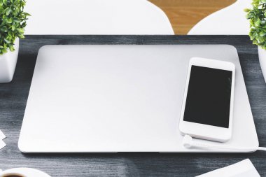 Dizüstü bilgisayar ve akıllı telefon masaüstü