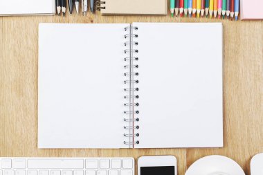 Malzemeleri ile ahşap masa üstü