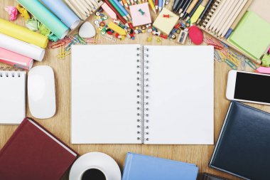 Malzemeleri ile ahşap çalışma alanı