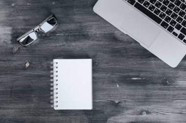 Modern Danışma kaynakları ve klavye ile 