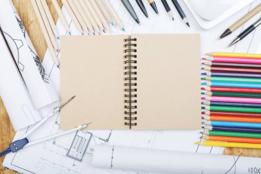 Beyaz masa üstü not defteri ve kroki ile