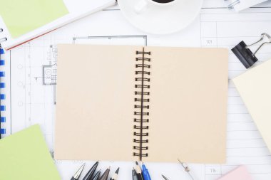 Beyaz çalışma alanı: Not defteri ve kroki ile