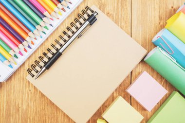 Malzemeleri ile ahşap masa