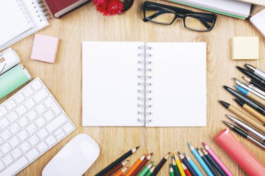 Malzemeleri ve klavye ile modern tablo 