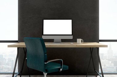 Boş beyaz bilgisayar ekranı ile karanlık office